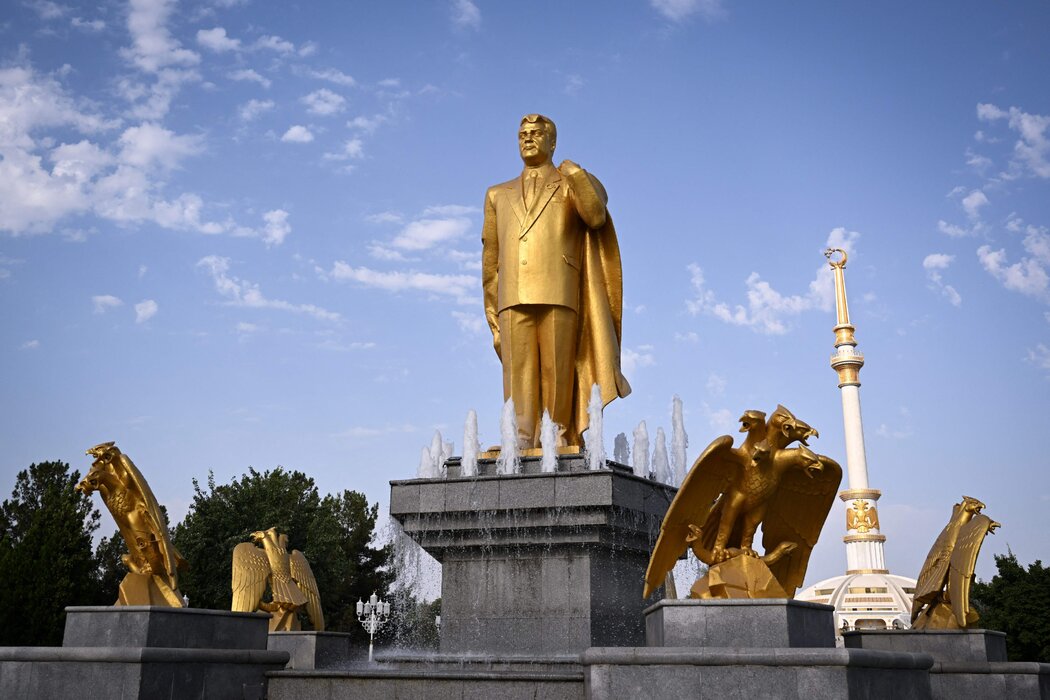 萨帕尔穆拉特·尼亚佐夫的雕像,他是他是1991年至2006年统治土库曼斯坦的独裁者。