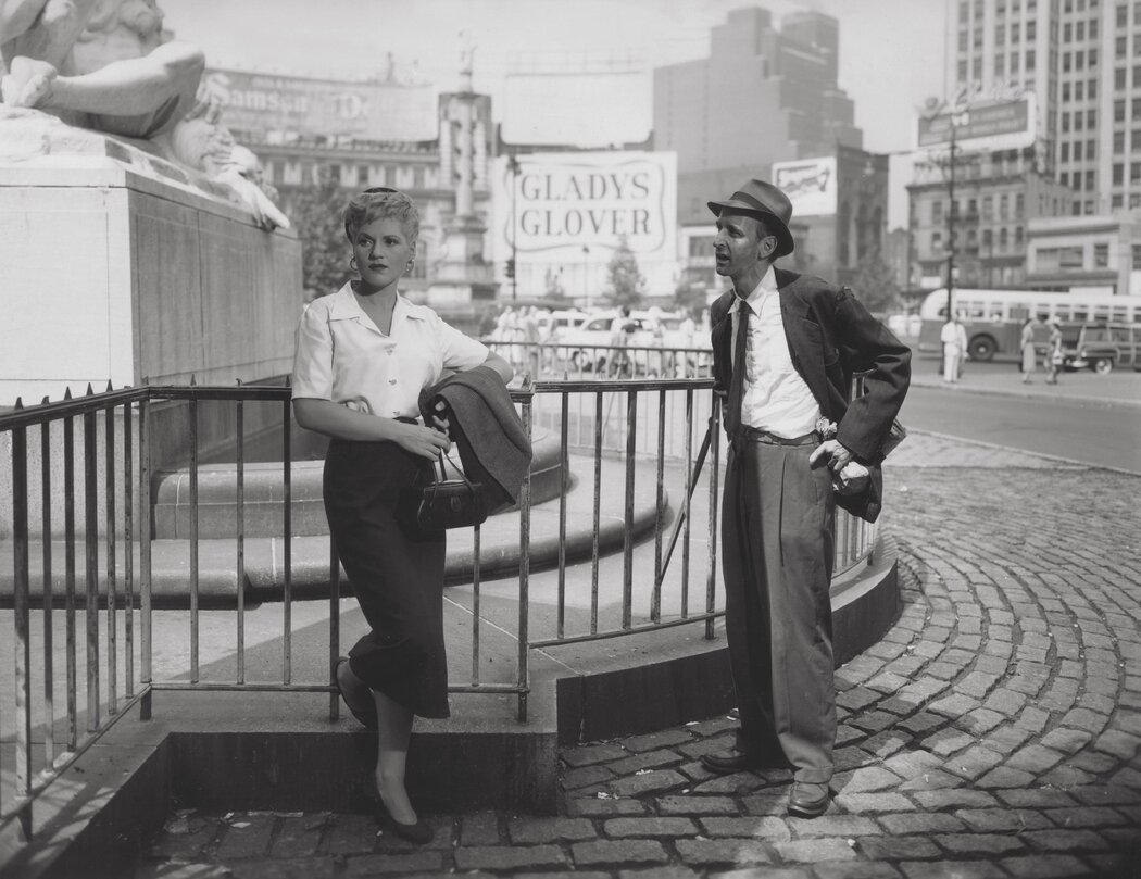 女演员朱迪·霍利迪在1954年的电影《模特儿趣事》中饰演格拉迪斯·格洛弗,