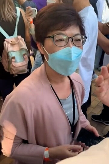 2021年12月,黄碧娇在一次居民会议上。