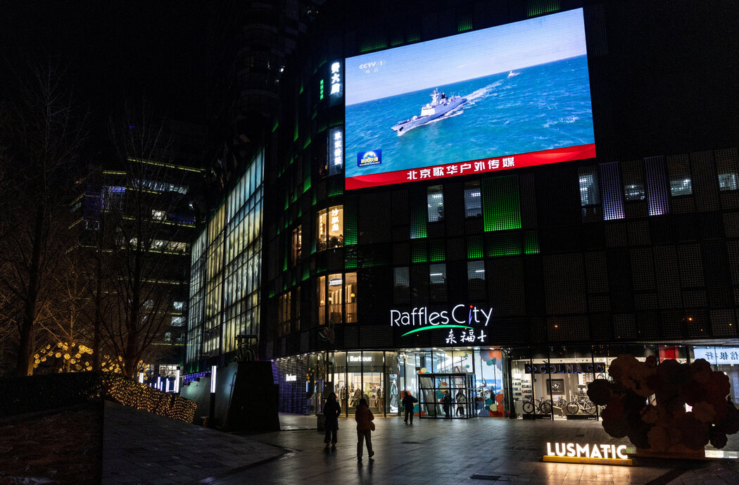 周一,北京一块户外大屏幕上的军演报道画面。