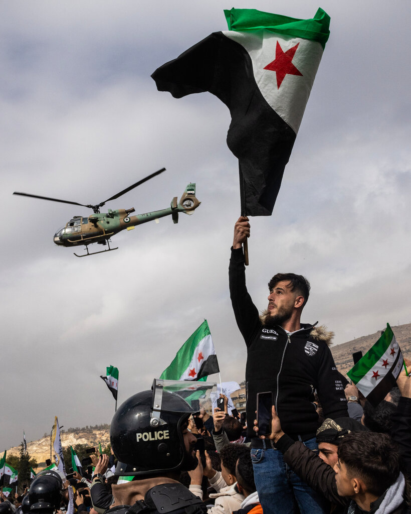 叙利亚民众在大马士革庆祝阿萨德政权垮台周年纪念。